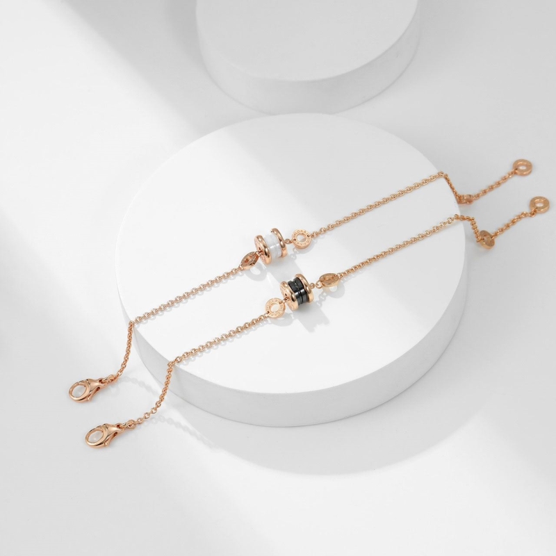 Bo*te*ga venenta bracelets